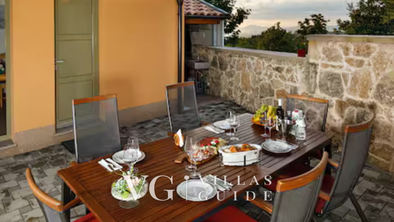 Holiday home Lišnjak Garten und Außenbereich