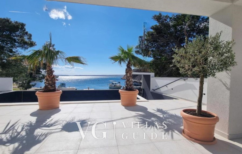 Villa Palazzo Maestral pool&beachfront&whirpool Garden and property exterior