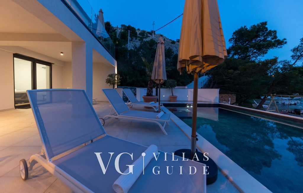 Villa Palazzo Maestral pool&beachfront&whirpool Garden and property exterior