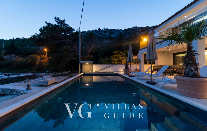 Villa Palazzo Maestral pool&beachfront&whirpool Garden and property exterior