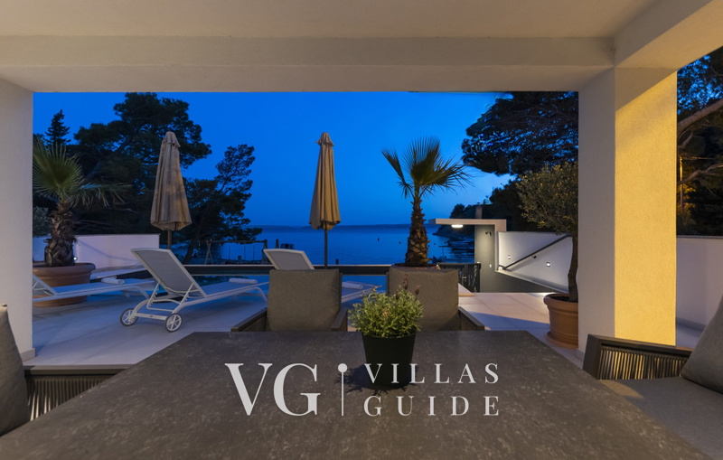 Villa Palazzo Maestral pool&beachfront&whirpool Garden and property exterior