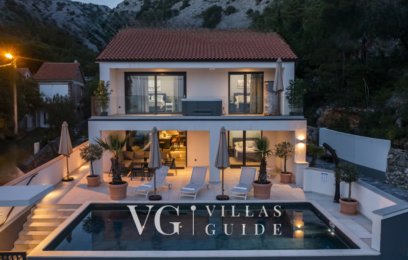 Villa Palazzo Maestral pool&beachfront&whirpool Garden and property exterior
