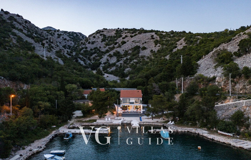 Villa Palazzo Maestral pool&beachfront&whirpool Garden and property exterior