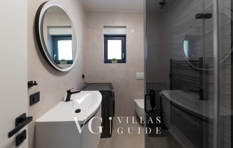 Villa Palazzo Maestral pool&beachfront&whirpool Bathroom