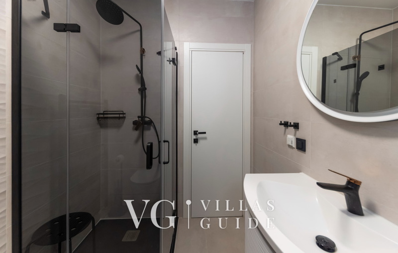 Villa Palazzo Maestral pool&beachfront&whirpool Bathroom