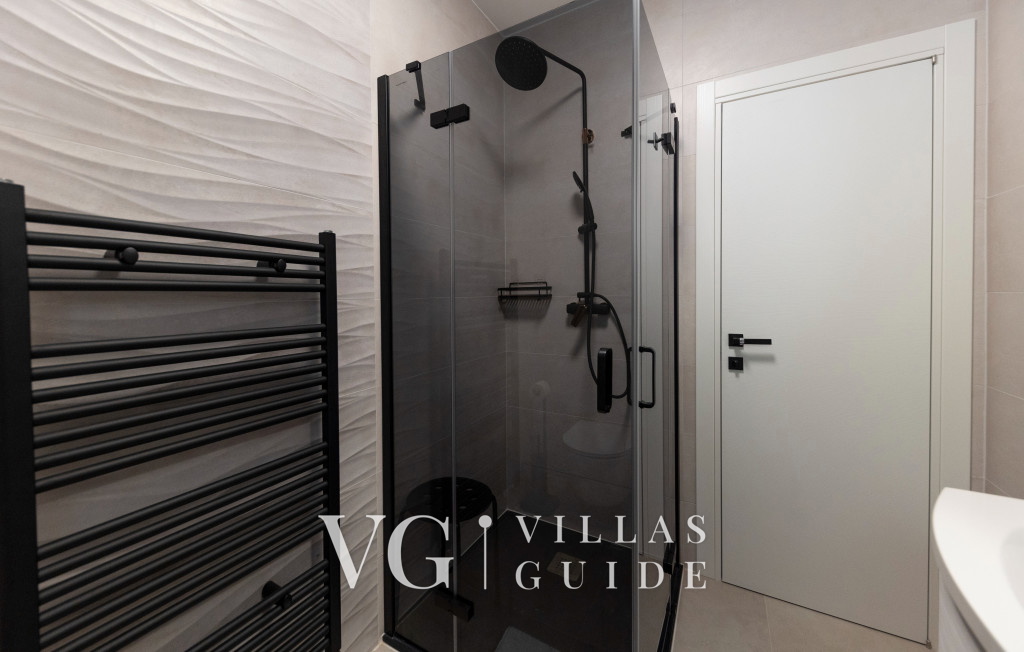 Villa Palazzo Maestral pool&beachfront&whirpool Bathroom