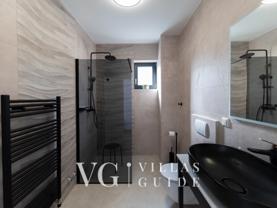 Villa Palazzo Maestral pool&beachfront&whirpool Kupaonica