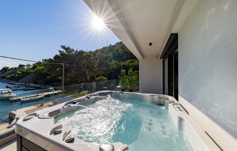 Villa Palazzo Maestral pool&beachfront&whirpool