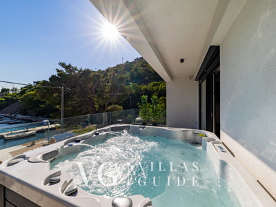 Villa Palazzo Maestral pool&beachfront&whirpool