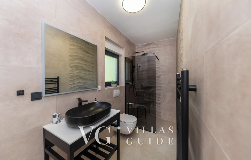 Villa Palazzo Maestral pool&beachfront&whirpool Bathroom