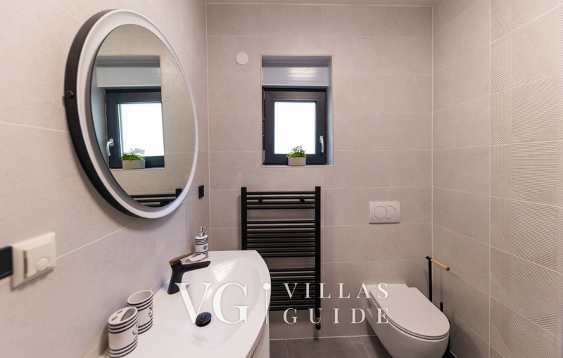 Villa Palazzo Maestral pool&beachfront&whirpool Bathroom