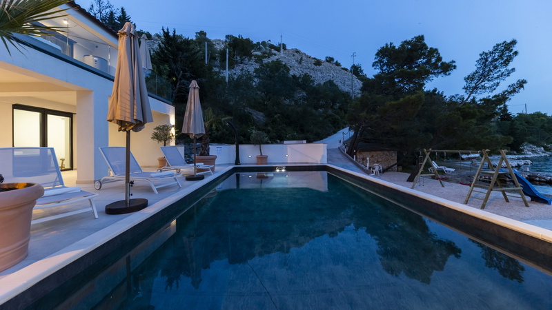 Villa Palazzo Maestral with pool&whirpool&beachfront