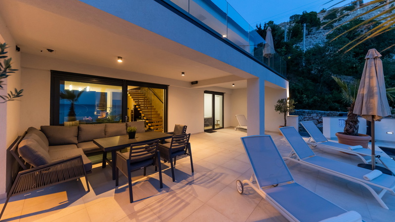 Villa Palazzo Maestral with pool&whirpool&beachfront