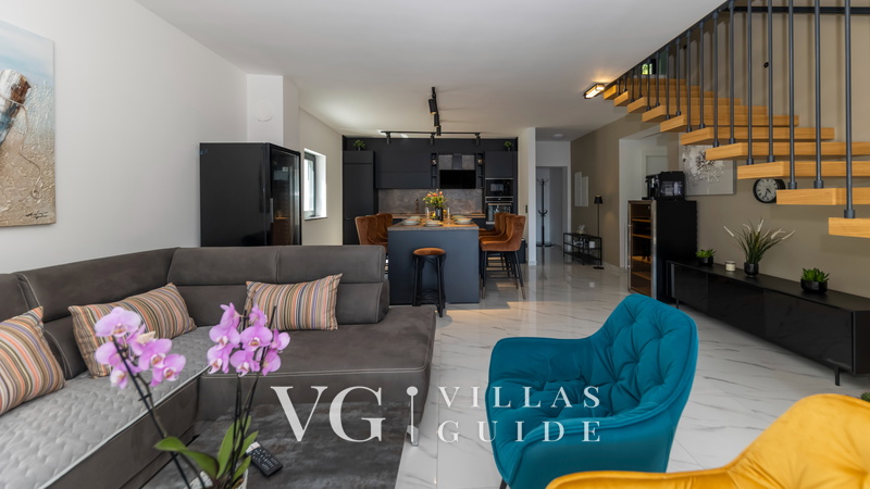 Villa Palazzo Maestral with pool&whirpool&beachfront Wohnzimmer