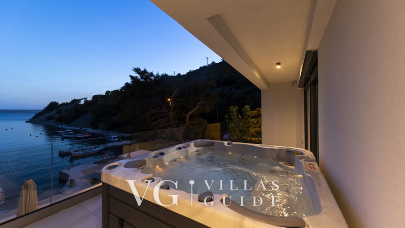 Villa Palazzo Maestral with pool&whirpool&beachfront wellness