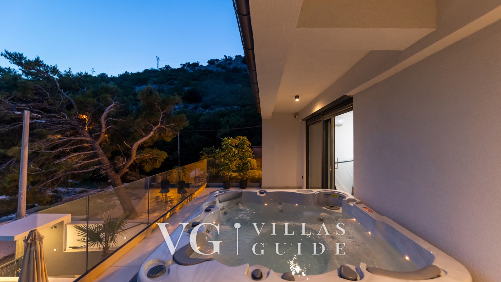 Villa Palazzo Maestral with pool&whirpool&beachfront wellness