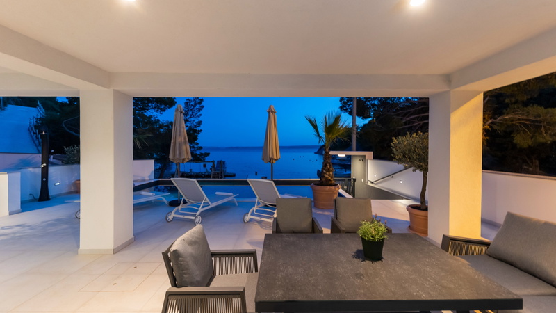 Villa Palazzo Maestral with pool&whirpool&beachfront