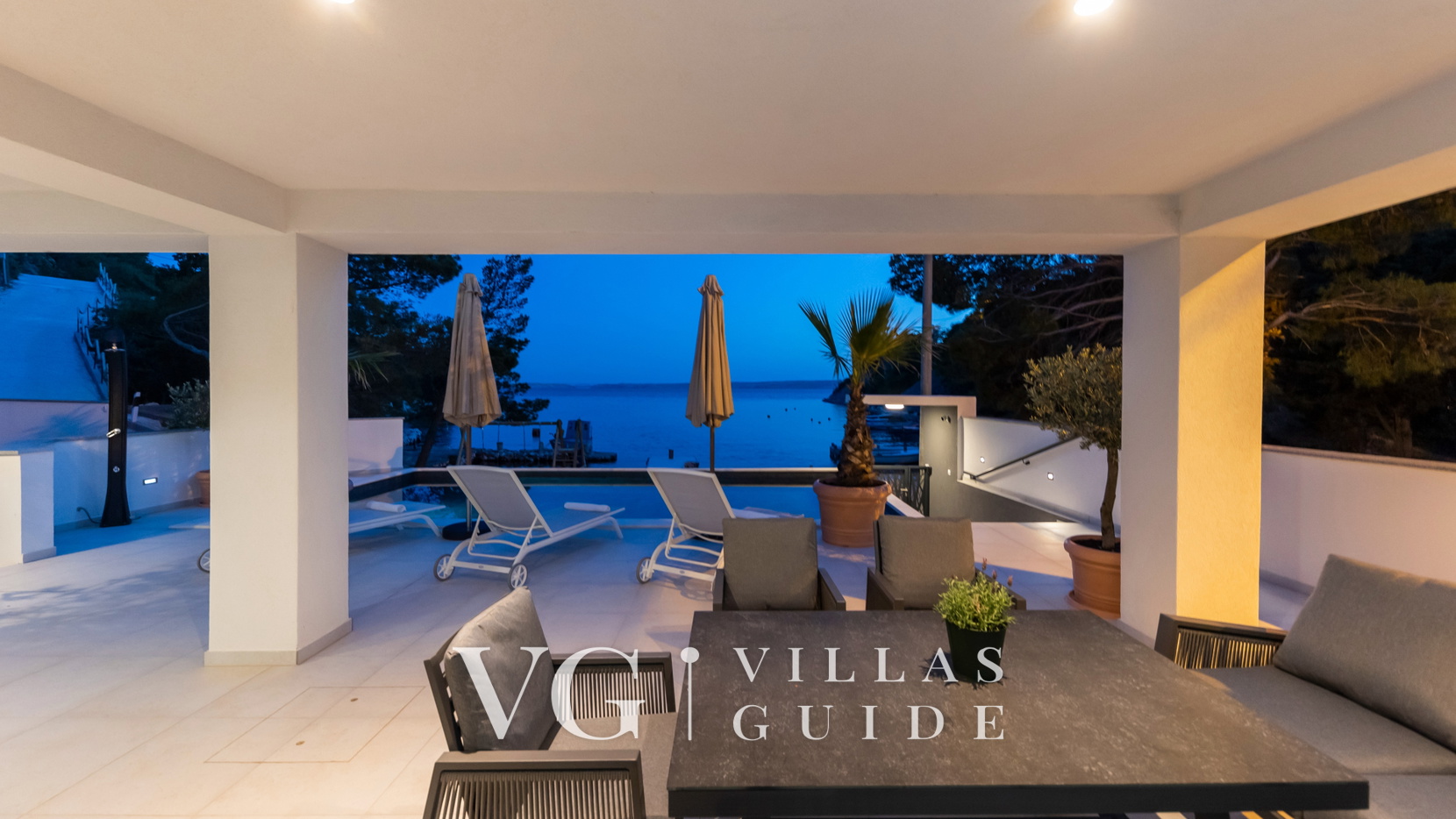 Villa Palazzo Maestral with pool&whirpool&beachfront Garten und Außenbereich