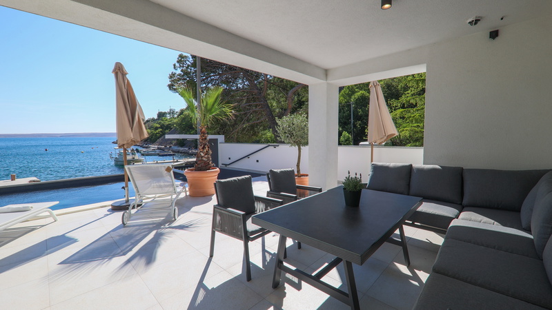 Villa Palazzo Maestral with pool&whirpool&beachfront