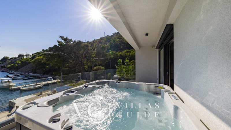 Villa Palazzo Maestral with pool&whirpool&beachfront