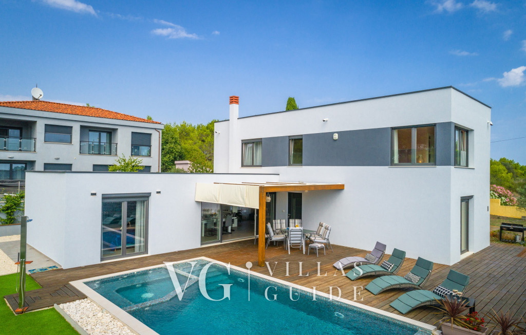 Vila Leana Garden and property exterior