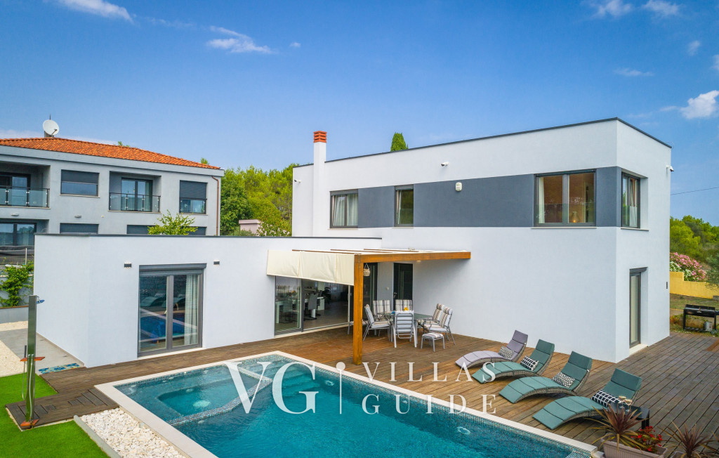 Vila Leana Garden and property exterior