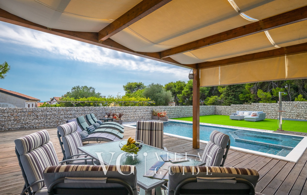 Vila Leana Garden and property exterior