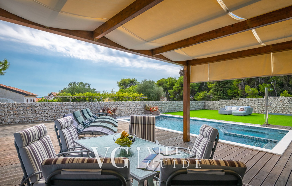 Vila Leana Garden and property exterior