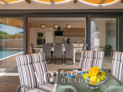 Vila Leana Garden and property exterior