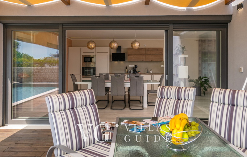 Vila Leana Garden and property exterior