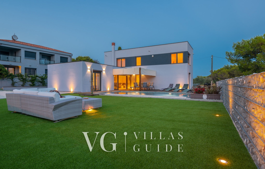 Vila Leana Garden and property exterior