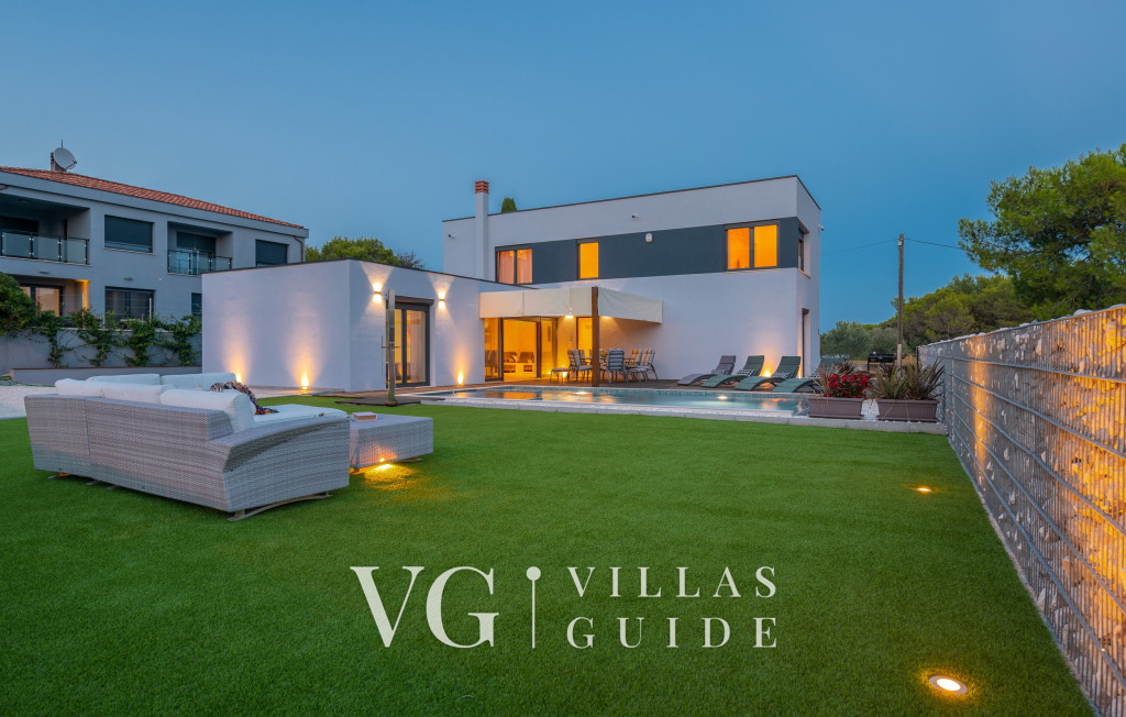 Vila Leana Garden and property exterior