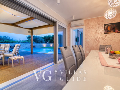 Vila Leana Garden and property exterior