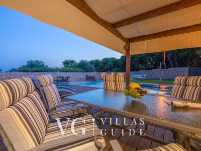 Vila Leana Garden and property exterior