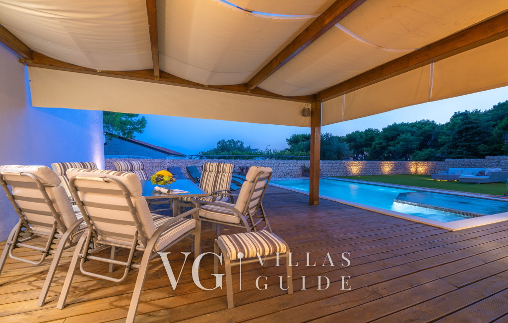 Vila Leana Garden and property exterior