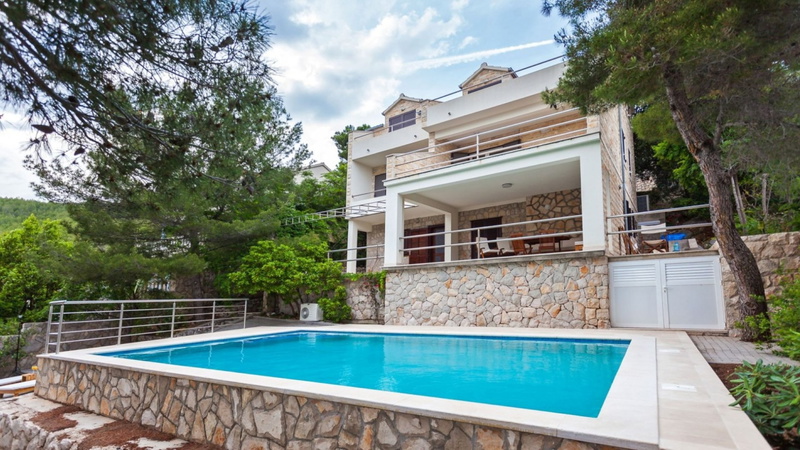 Waterfront Villa Dora