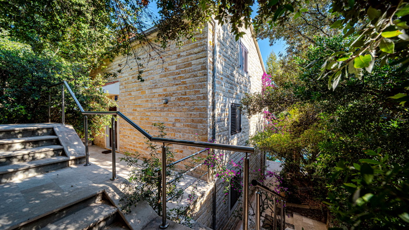 Waterfront Villa Dora