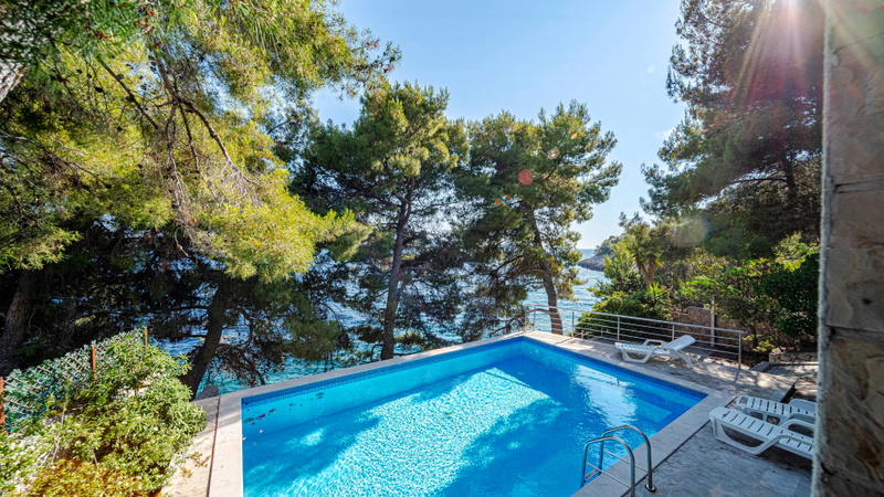 Waterfront Villa Dora