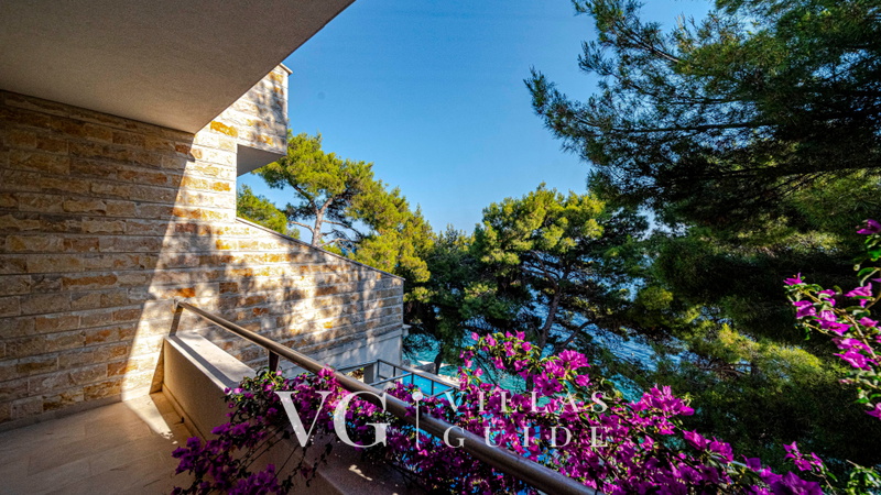 Waterfront Villa Dora Garden and property exterior