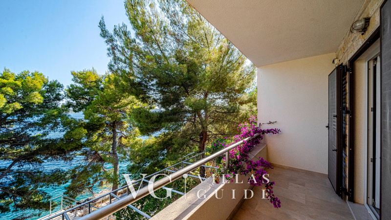 Waterfront Villa Dora Garden and property exterior