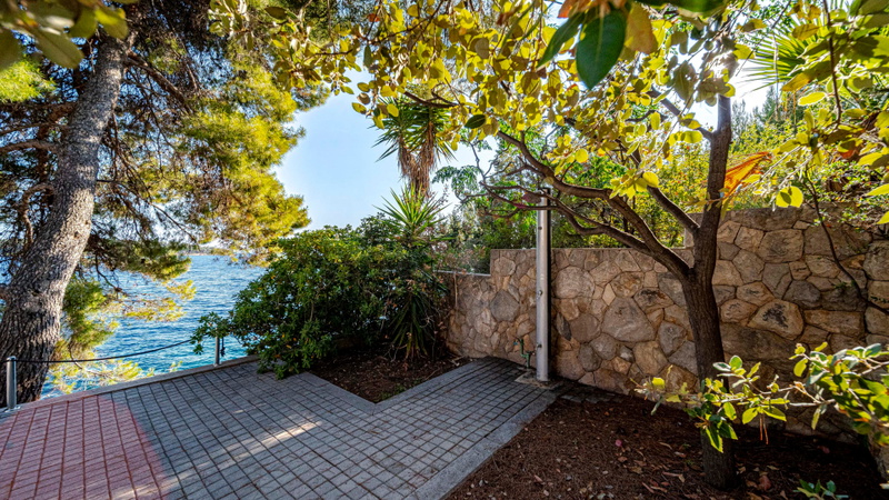 Waterfront Villa Dora