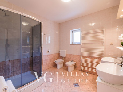 Villa Novi Bathroom