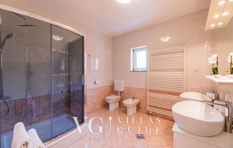 Villa Novi Bathroom
