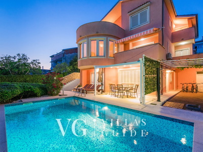 Villa Novi Garden and property exterior