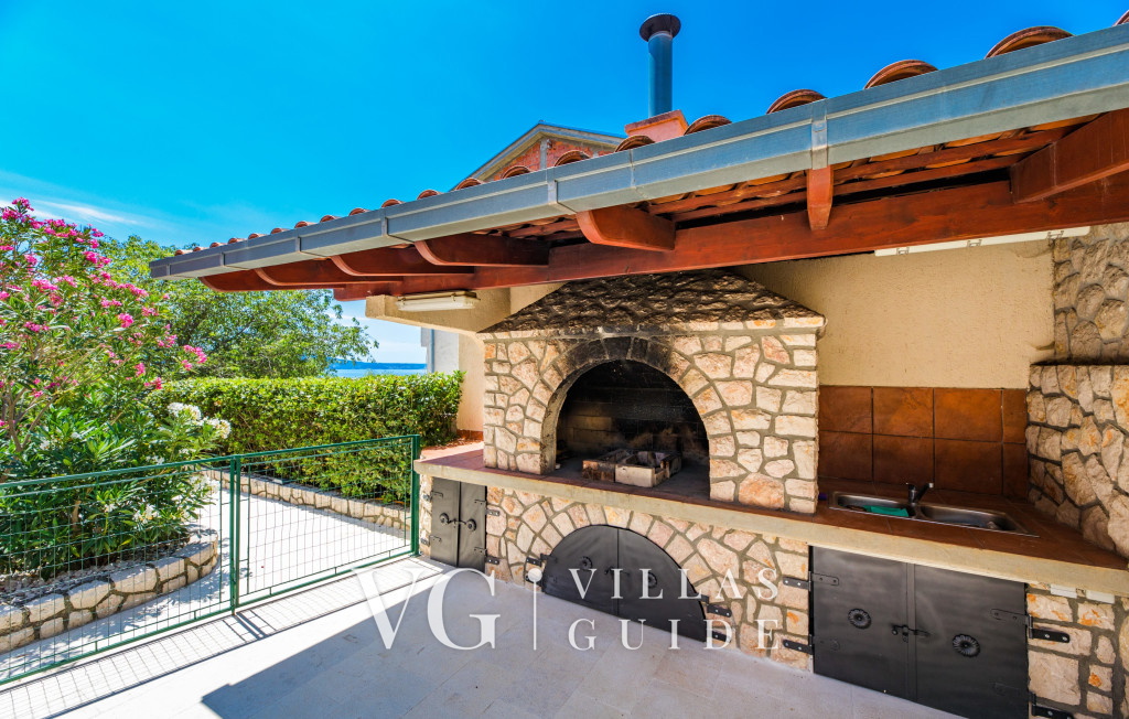 Villa Novi Additional content