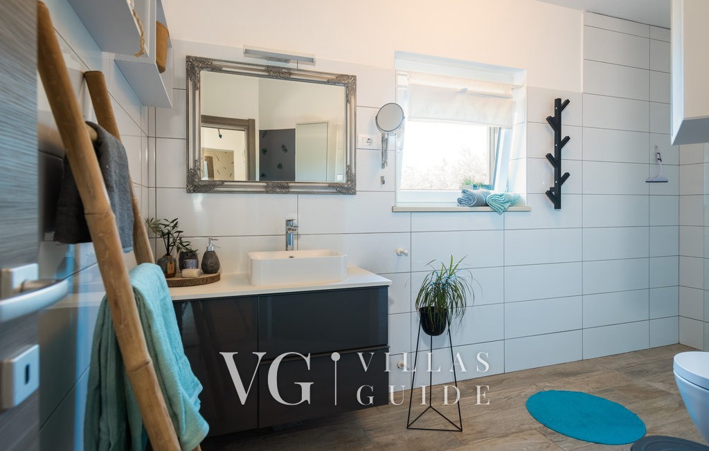 Casa Olive Garden Bathroom