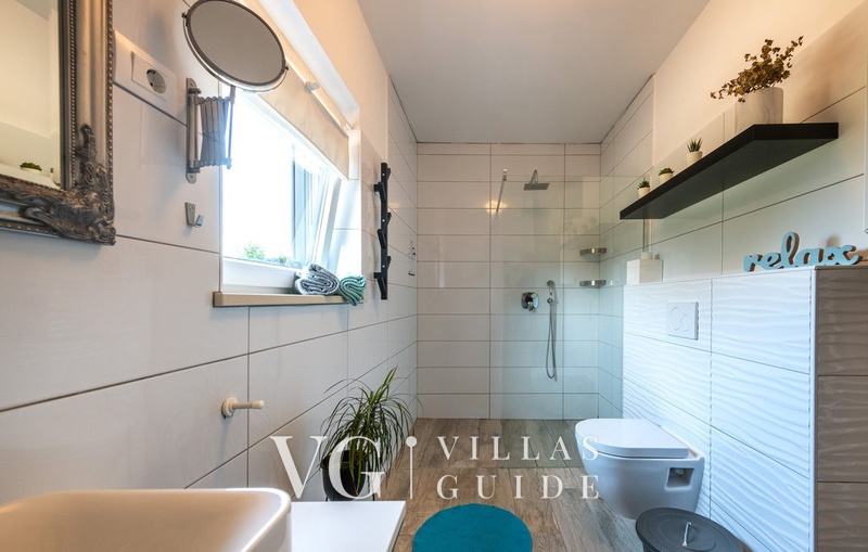 Holiday home Lara in olive garden with jacuzzi Bathroom