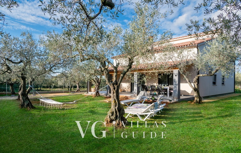 Holiday home Lara in olive garden with jacuzzi