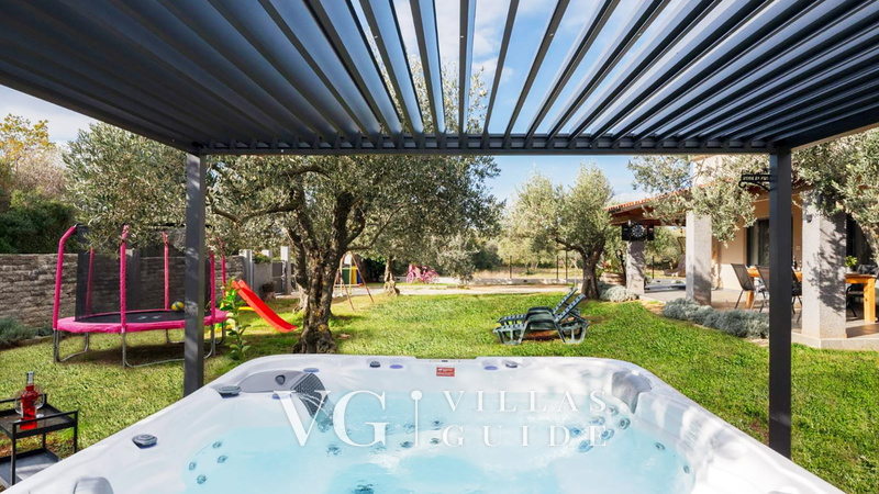 Holiday home Lara in olive garden with jacuzzi wellness