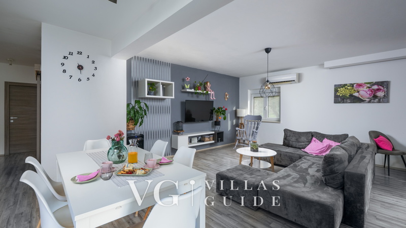 Holiday home Lara in olive garden with jacuzzi